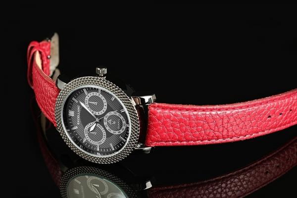 Exellanc: Sportliche Unisexuhr mit erdbeerfarbenem Kunstlederarmband