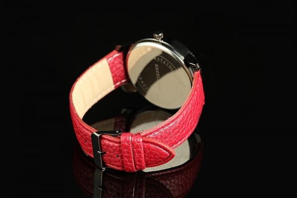 Exellanc: Sportliche Unisexuhr mit erdbeerfarbenem Kunstlederarmband
