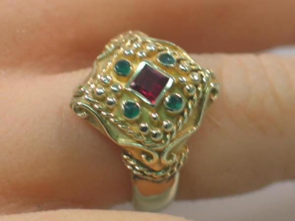 Rubin- Smaragdring, mattierte Front, 585er Gold, Größe 53, Gewicht: 5,4g