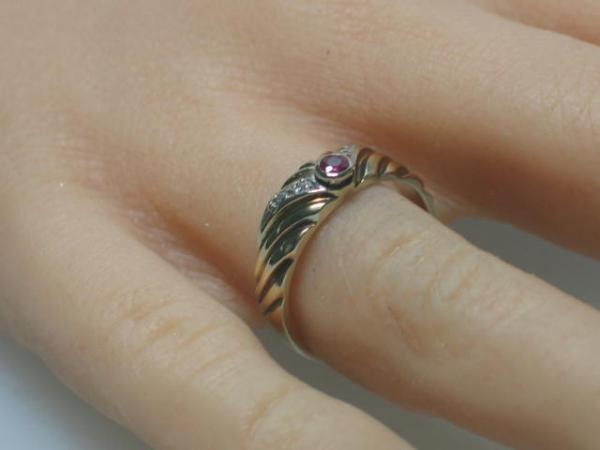 Damenring aus 333er Gelbgold mit 4 Diamanten und einem Schmuckstein, Größe 52, Gewicht: 2,4g