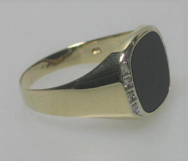 Diamantring mit Onyxplatte aus 585er Gold, Größe 66, Gewicht: 3,7g