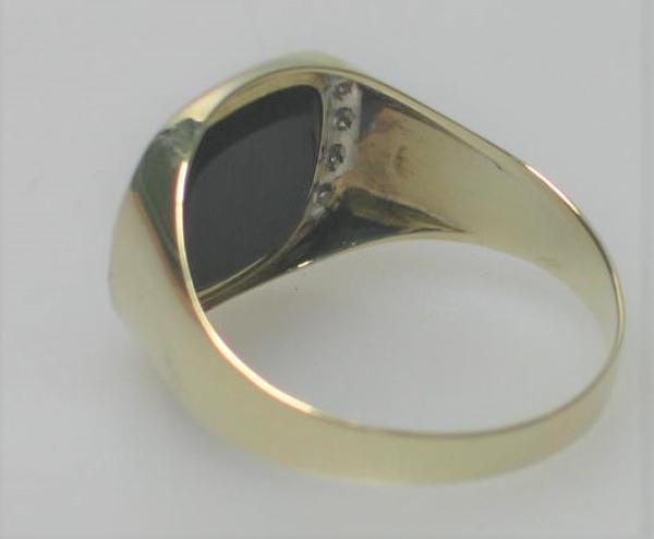 Diamantring mit Onyxplatte aus 585er Gold, Größe 66, Gewicht: 3,7g