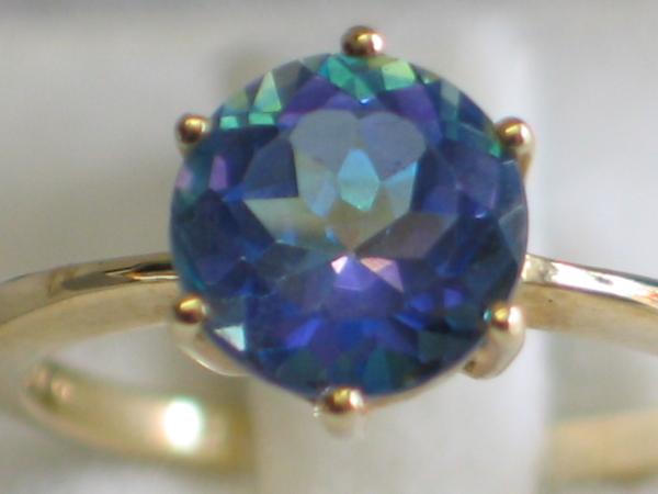 Neuware Ring aus 375er Gold mit einem Regenbogentopas 2.2 Karat, Größe 53, Gewicht: 2,4g