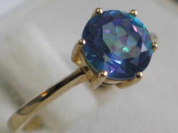 Neuware Ring aus 375er Gold mit einem Regenbogentopas 2.2 Karat, Größe 53, Gewicht: 2,4g