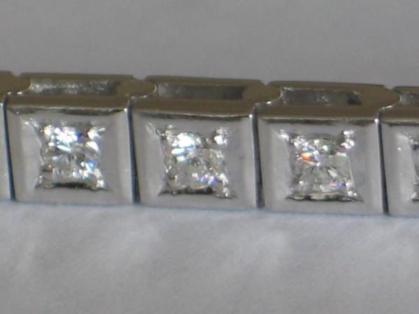 Riviere Brillantarmband aus 585er Weißgold mit 32 Diamanten 3.2 ct. Länge 18 cm, Gewicht: 21,6g, Neuwertig