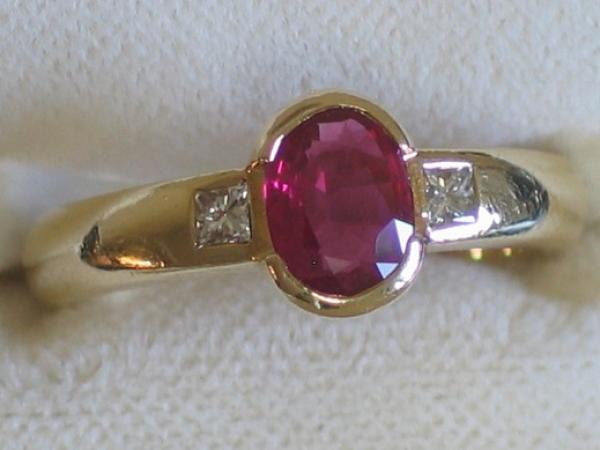 Hans Stern Ring mit Rubin und zwei Diamantan im Princess Cut, 750er Gelbgold, Größe: 53
