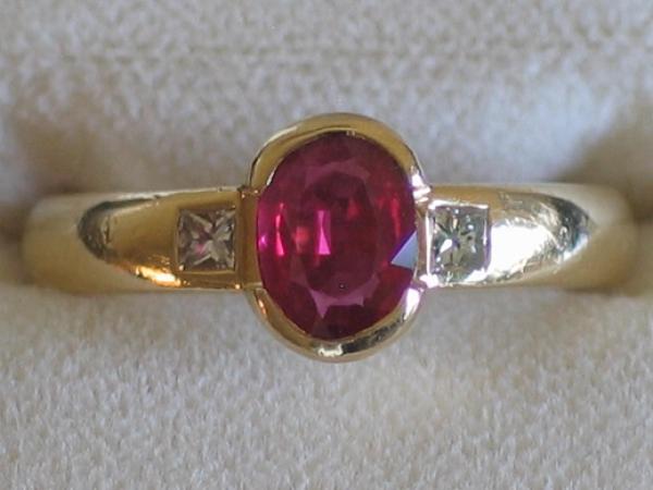 Hans Stern Ring mit Rubin und zwei Diamantan im Princess Cut, 750er Gelbgold, Größe: 53