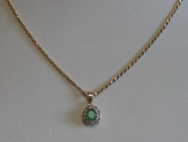 Smaragdanhänger mit Diamantkranz und Zopfkette 750er Gold, Länge: 45 cm, Neuwertig!