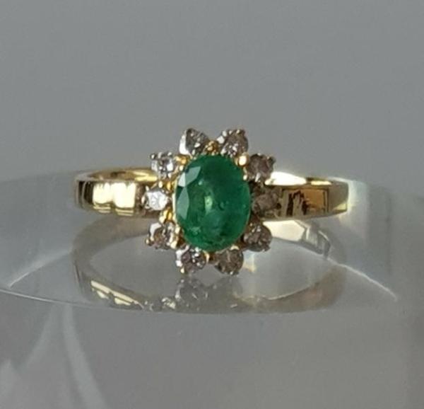 Smaragdring mit Diamantenkranz, 750er Gelbgold, Größe: 53, Neuwertig!