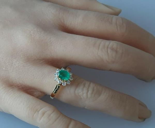 Smaragdring mit Diamantenkranz, 750er Gelbgold, Größe: 53, Neuwertig!