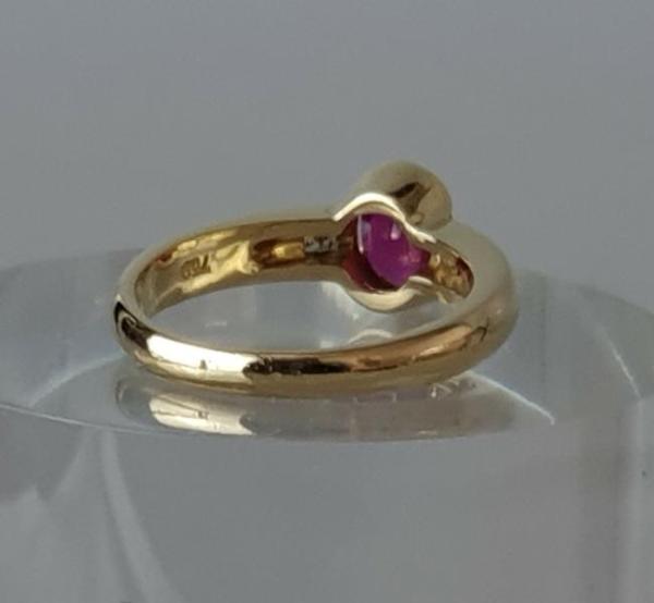 Hans Stern Ring mit Rubin und zwei Diamantan im Princess Cut, 750er Gelbgold, Größe: 53
