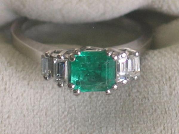 Eleganter Smaragdring mit Diamantbesatz aus 750er Weßsgold, Größe: 51, Gewicht: 3,8g