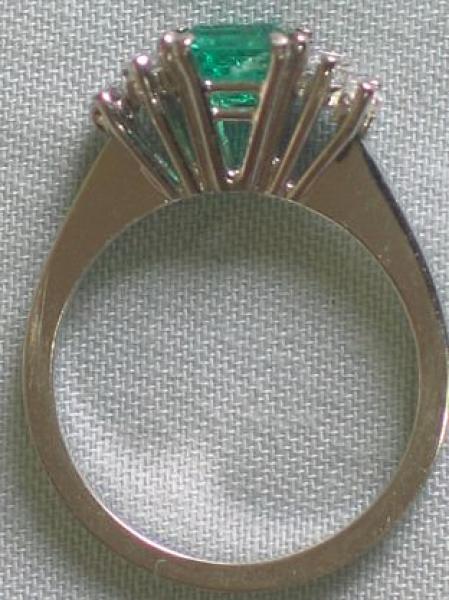 Eleganter Smaragdring mit Diamantbesatz aus 750er Weßsgold, Größe: 51, Gewicht: 3,8g