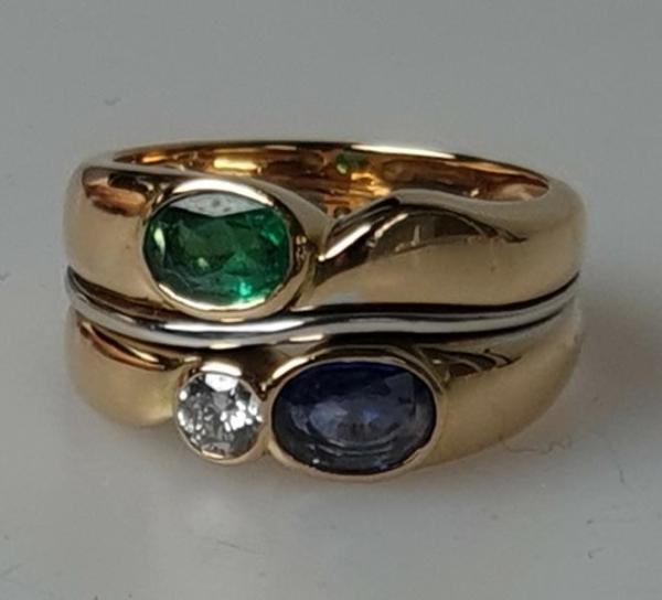 Ring aus 750er Gelb und Weißgold mit je einem Diamanten, Smaragd und Saphir, Größe 55, Gewicht: 14,7g