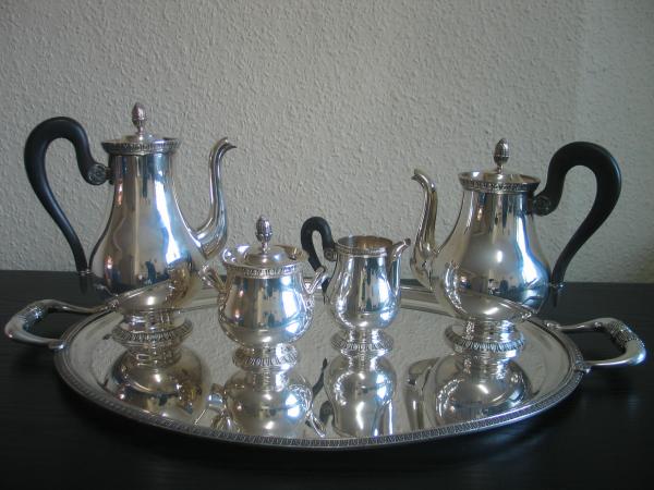 Vintage: Christofle Malmaison 5 teiliges versilbertes Kaffee u. Tee Service mit großem Tablett, sehr selten
