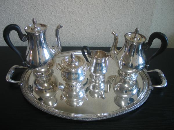 Vintage: Christofle Malmaison 5 teiliges versilbertes Kaffee u. Tee Service mit großem Tablett, sehr selten