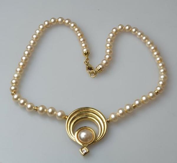 Perlenkette mit Schmuckelement, Länge: 43,0 cm, vergoldet Gewicht: 36,7g