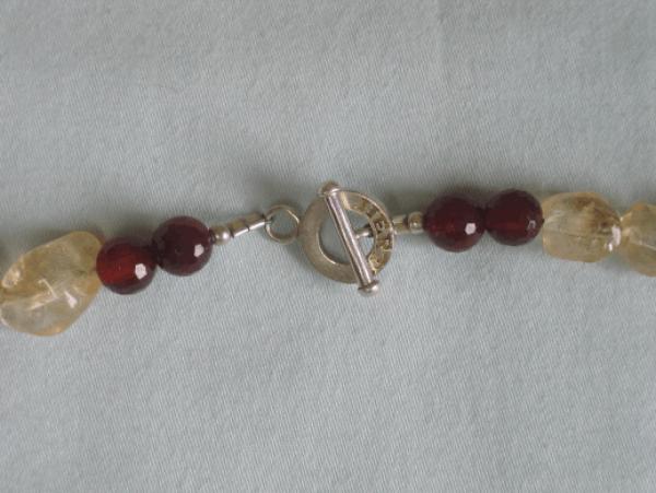 Halskette mit verschiedenen Schmucksteinen geschliffen und facettiert, Länge 124,5 cm, Gewicht 247g