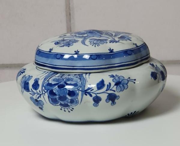 Vintage Delft Porzellan Deckeldose mit Blumenmuster De Porceleyne Fles
