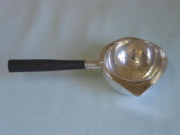 Kleines Teesieb mit Auffangschale aus 925er Sterlingsilber Gewicht: ca. 94,4 Gramm
