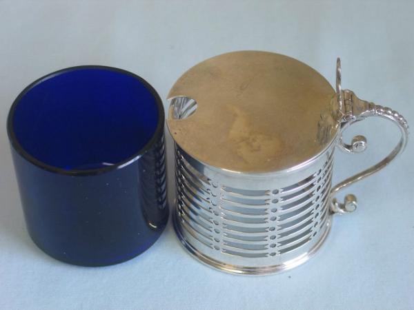 Zuckerdöschen aus 925er Sterlingsilber und Glas Gesamtgewicht: ca. 141,8 Gramm