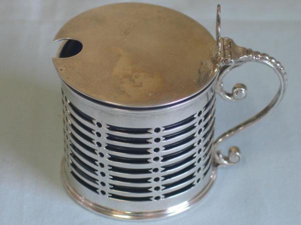 Zuckerdöschen aus 925er Sterlingsilber und Glas Gesamtgewicht: ca. 141,8 Gramm