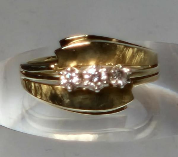 Vintage Diamantring aus 585er Gold mit 3 Diamanten 0.20 ct. im Brillantschliff, Größe 53, Gewicht: 4,7g
