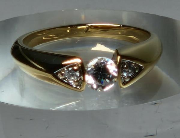 Eleganter Ring aus 585er Gelbgold mit Kristallsteinen, Größe 56, Gewicht: 3,5g