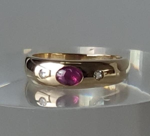 Ring aus 585er Gelbgold mit Rubincabochon und Diamanten, Größe 43, Gewicht: 2,0g