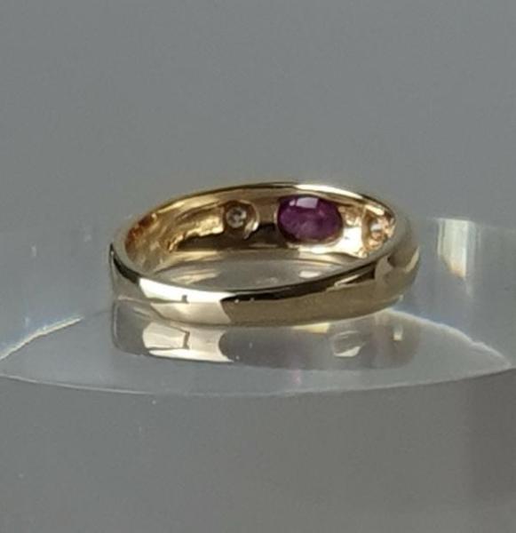Ring aus 585er Gelbgold mit Rubincabochon und Diamanten, Größe 43, Gewicht: 2,0g