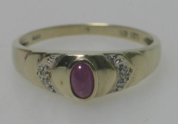 Rubinring mit Diamanten, 333er Gold, Größe 57, Gewicht: 2,1g