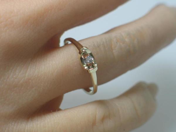 Feiner Diamantsolitär aus 585er Gold, Größe 54, Gewicht: 1,8g