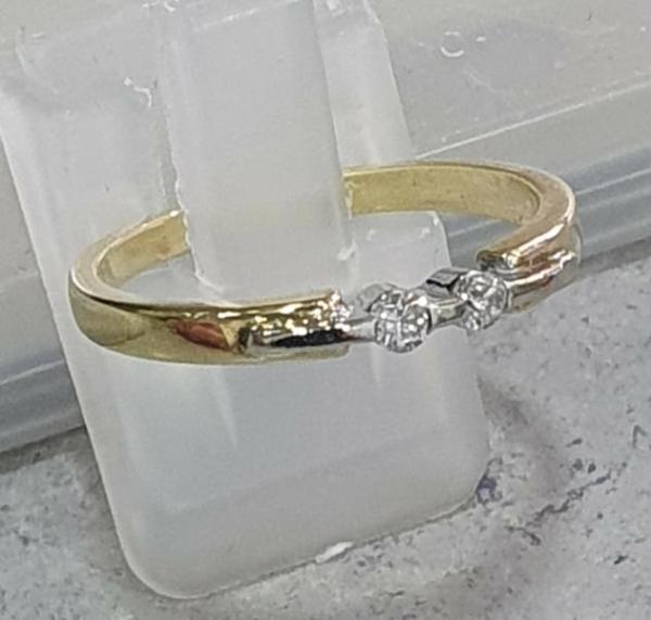 Feiner Diamantring aus 585er Gelb und Weißgold, Größe 53, Gewicht: 2,4g