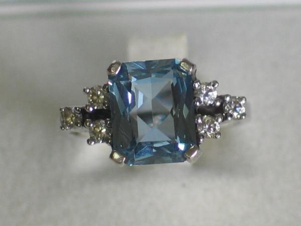 Ring aus 925er Sterlingsilber mit 7 Schmucksteinen, Größe 51 Gewicht: ca. 4,7 Gramm