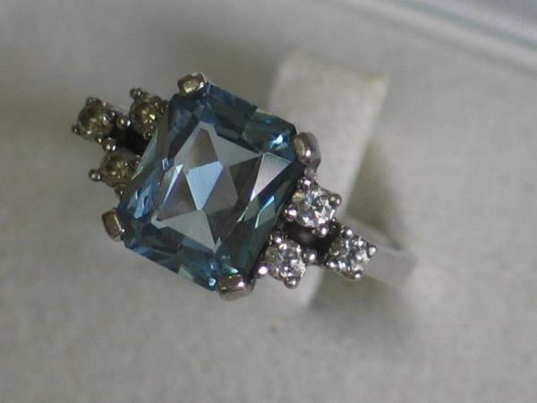 Ring aus 925er Sterlingsilber mit 7 Schmucksteinen, Größe 51 Gewicht: ca. 4,7 Gramm