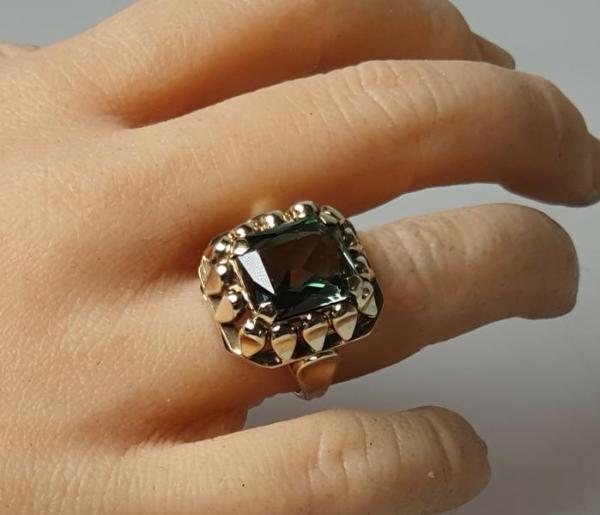 Antikschmuck: Ring aus 333er Gelbgold mit Spinell Edelstein, Größe 53, Gewicht: 5,0g