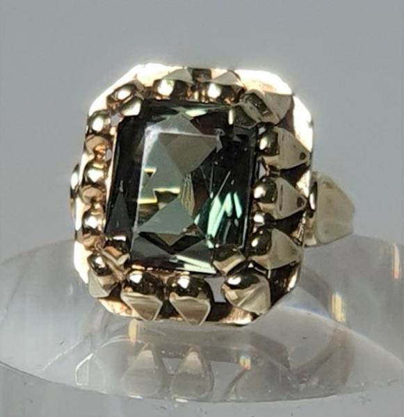 Antikschmuck: Ring aus 333er Gelbgold mit Spinell Edelstein, Größe 53, Gewicht: 5,0g