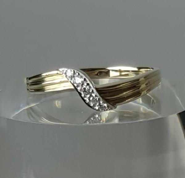 Eleganter Diamantring aus 585er Gelbgold mit fünf Diamanten, Größe 69, Gewicht: 4,1g