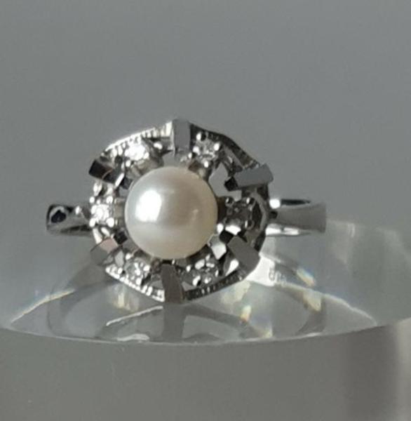 Ring aus 585er Weißgold mit sechs Diamanten 0.12 ct. und einer Zuchtperle, Größe 58, Gewicht: 4,7g