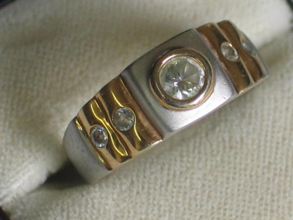 Eleganter Ring Bicolor mit Zirkonia, 20 mm Innendurchmesser, Gewicht: ca. 5,1 Gramm