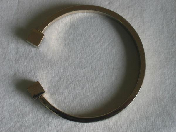 Armspange aus Metall, goldfarben, Gewicht: 35,6g