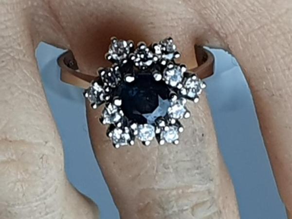 Saphir Ring aus 585er Weißgold, umrahmt von 12 Diamanten, Größe 54, Gewicht: 4,8g