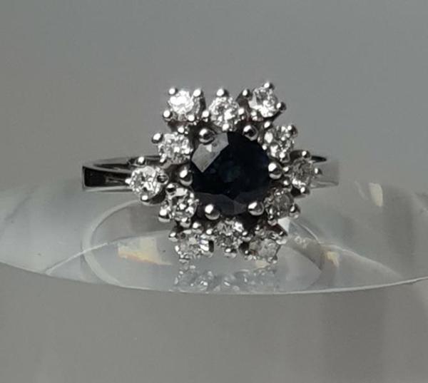 Saphir Ring aus 585er Weißgold, umrahmt von 12 Diamanten, Größe 54, Gewicht: 4,8g