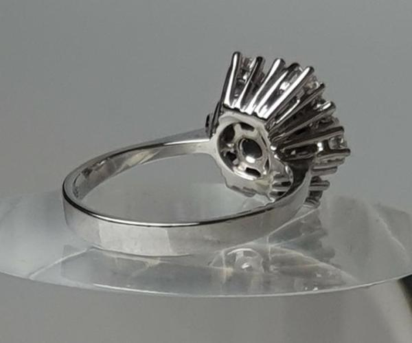 Saphir Ring aus 585er Weißgold, umrahmt von 12 Diamanten, Größe 54, Gewicht: 4,8g