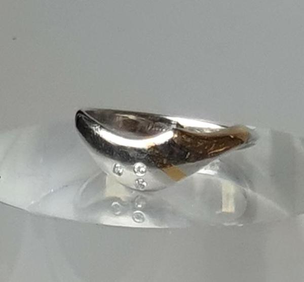 Ring aus 950er Platin mit Gelbgoldeinlagen und 3 Diamanten, Größe 54 , Gewicht: 3,1g