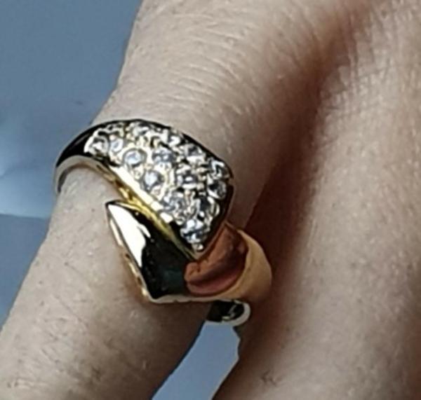 Ring aus 21 karätigem Gelbgold mit Schmucksteinen, Größe 51, Gewicht: 3,4g