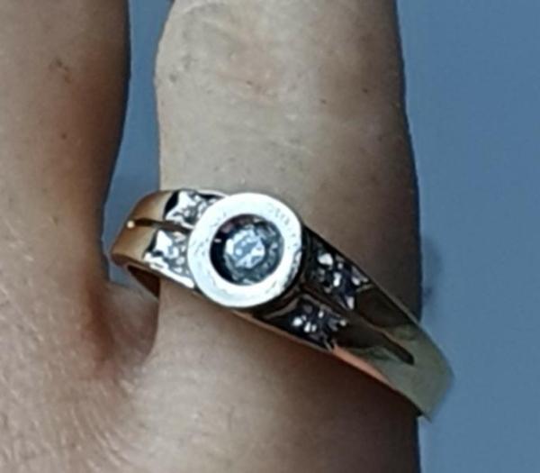 Diamantring aus 333er Gold mit 5 Diamanten, Größe 53, Gewicht: 2,4g