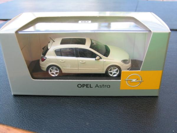 Minichamps Opel Astra H, 5-türiges Schrägheck, silber, 1:43