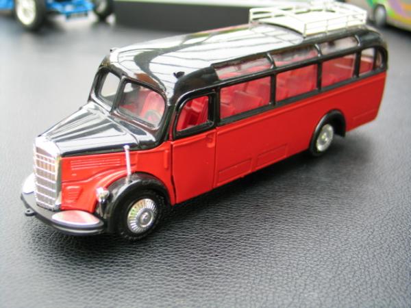 NZG Mercedes Benz O-3500 Reisebus, rot/schwarz, Nr. 218, 1:40