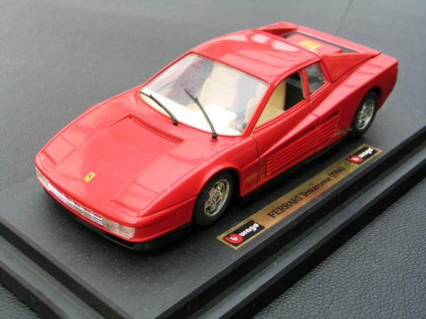 Bburago Ferrari Testarossa Coupe, rot, 1:24